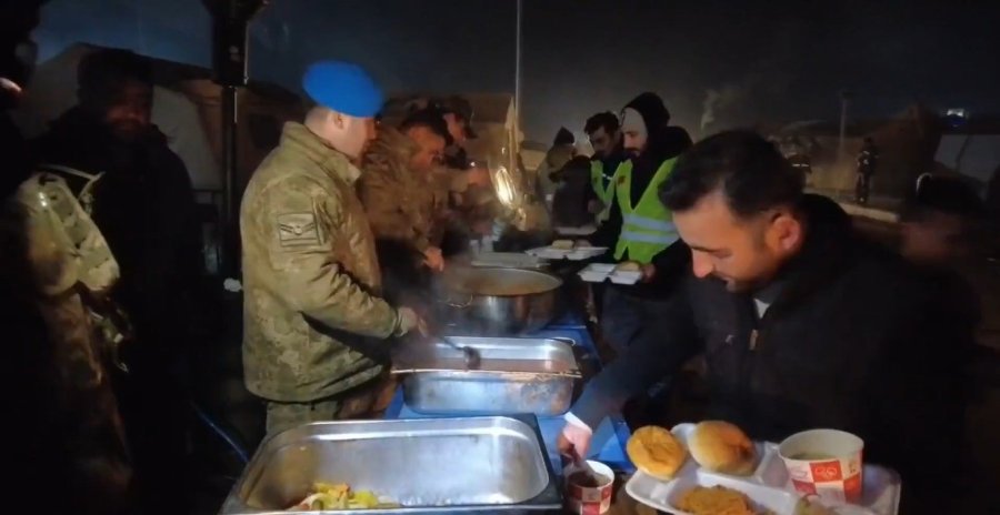 Mehmetçik Deprem Bölgesinde Sıcak Yemek Dağıtımına Devam Ediyor