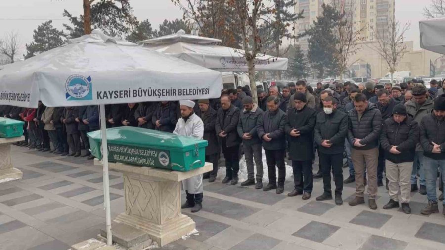 Depremde Hayatını Kaybedenler Defnediliyor