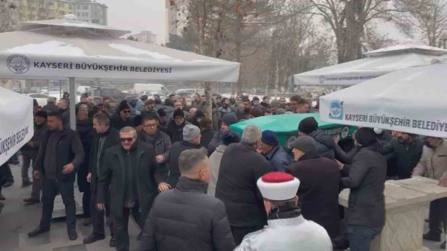 Depremde Hayatını Kaybedenler Defnediliyor