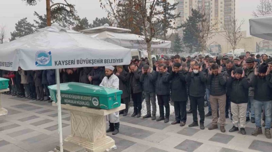 Depremde Hayatını Kaybedenler Defnediliyor
