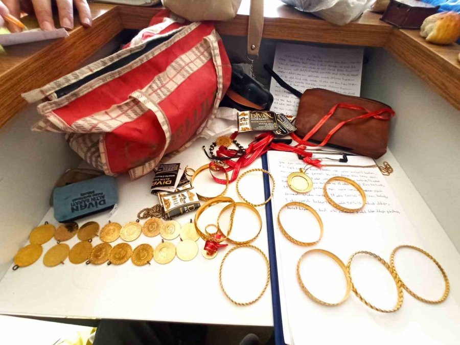 Enkazdan Çıkartılan 971 Bin Lira Değerinde Para Ve Altın İle Çelik Kasa Polise Teslim Edildi