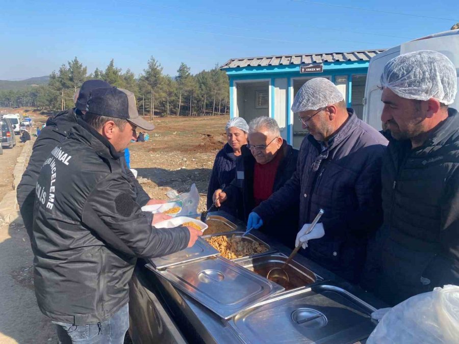 Başkan Büyükkılıç, Deprem Bölgesinde Sıcak Yemek Ve Çorba Dağıttı