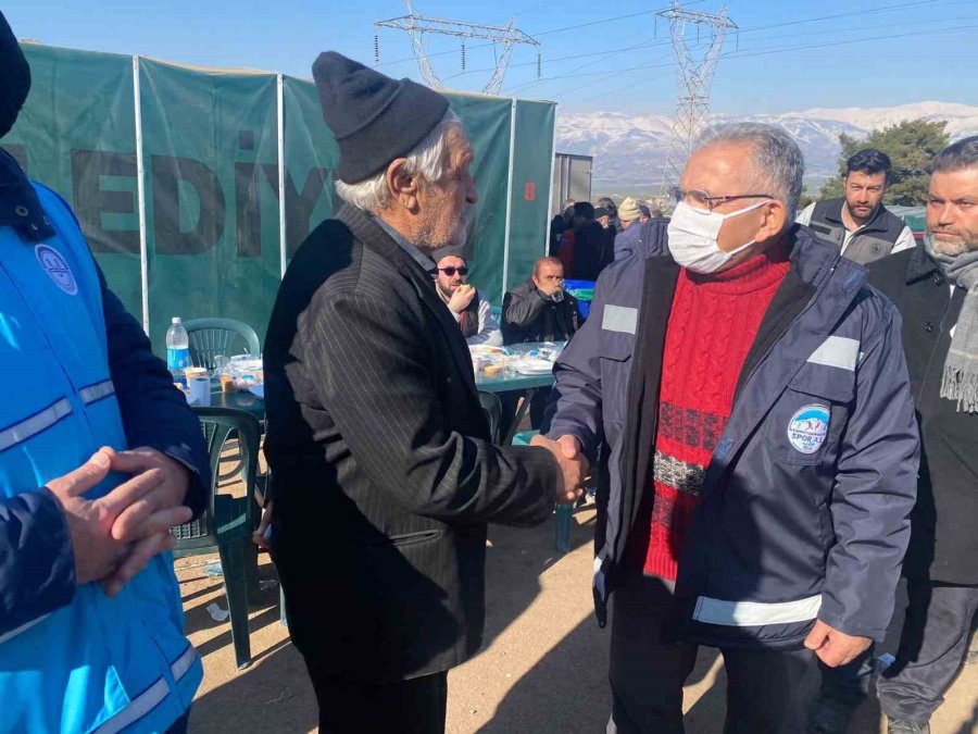 Başkan Büyükkılıç, Deprem Bölgesinde Sıcak Yemek Ve Çorba Dağıttı