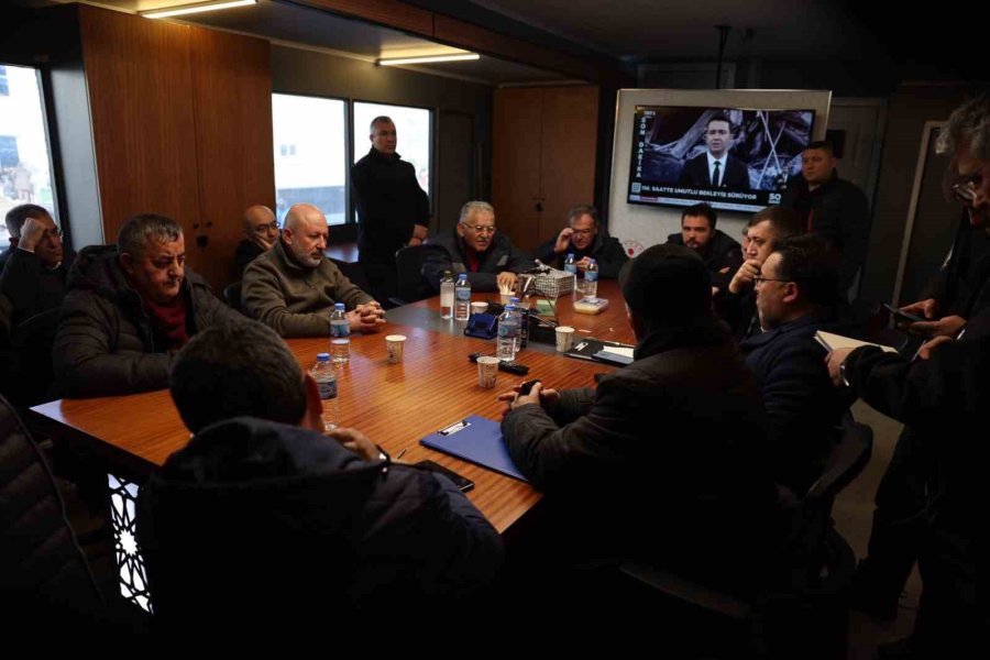 Vali Çiçek Ve Başkan Büyükkılıç’tan Deprem Bölgesinde ‘kayseri’ Dayanışması