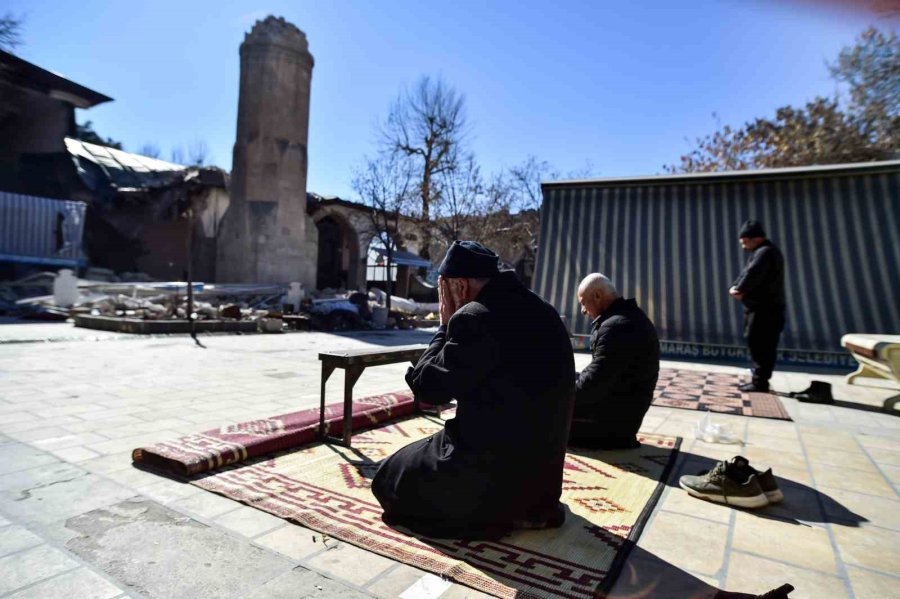 527 Yıllık Tarihi Cami Depremde Hasar Gördü