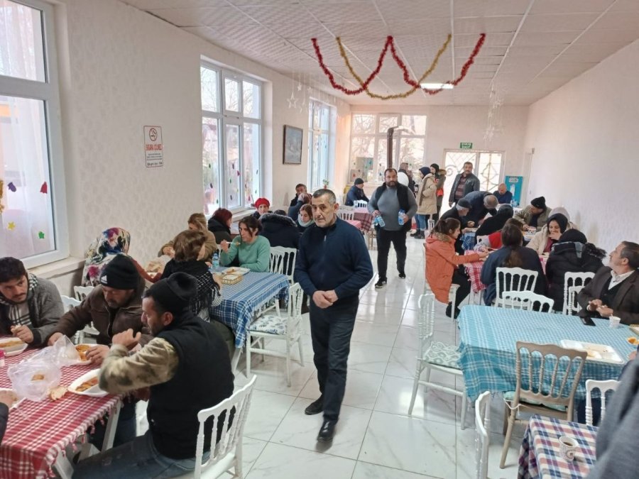 Mucur Belediyesi’nden Depremzedelere Çay Ve Yemek İkramı