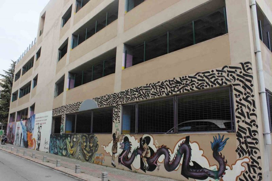 Duvarları Üniversiteli Öğrenciler Güzelleştiriyor