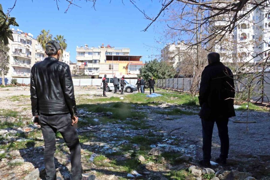 Antalya’da Boş Arazide Erkek Cesedi Bulundu