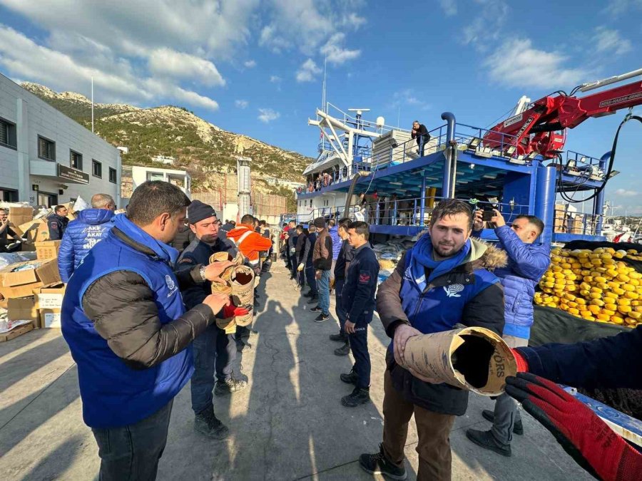 Seyhan Belediyesi, Depremzedelerin İhtiyaçlarına Koşuyor