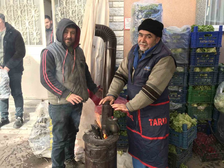 Pazar Esnafı Isınabilmek İçin Ateş Yakıyor