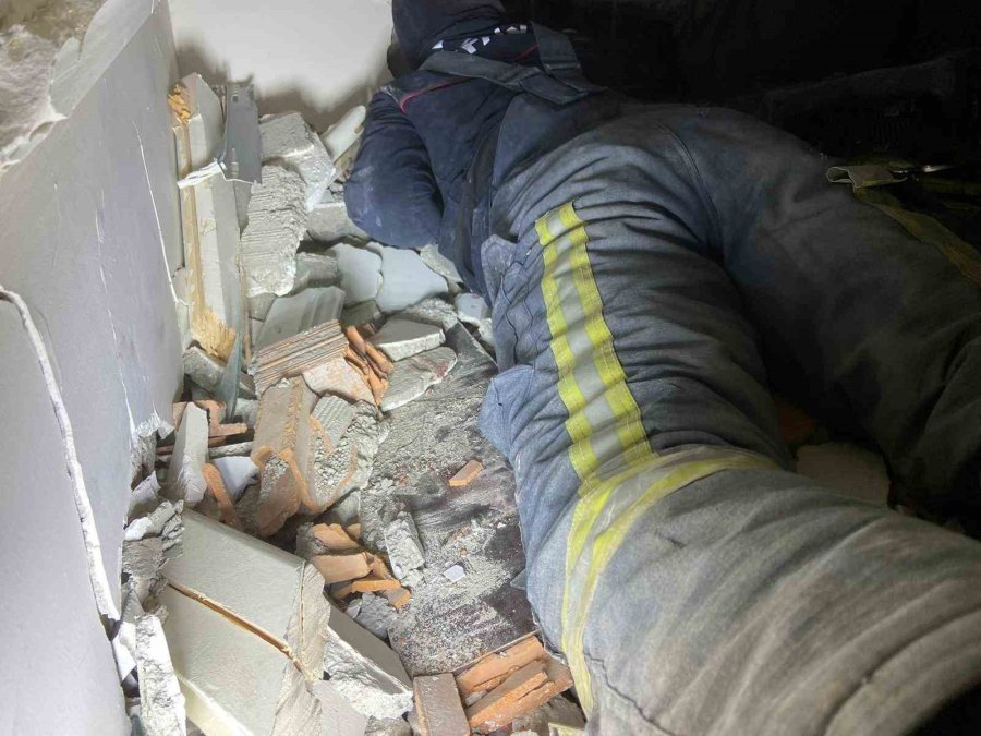 Antalya Büyükşehir Belediyesi İtfaiyesi, Deprem Bölgesinde 79 Kişiyi Kurtardı