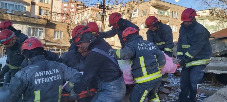 Antalya Büyükşehir Belediyesi İtfaiyesi, Deprem Bölgesinde 79 Kişiyi Kurtardı
