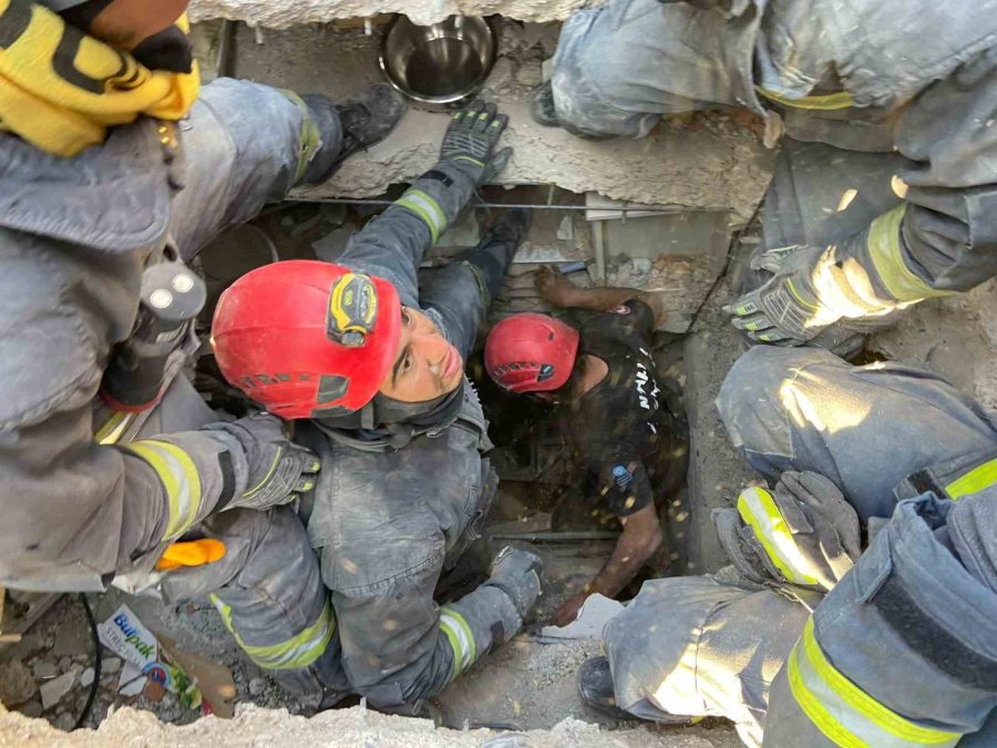 Antalya Büyükşehir Belediyesi İtfaiyesi, Deprem Bölgesinde 79 Kişiyi Kurtardı