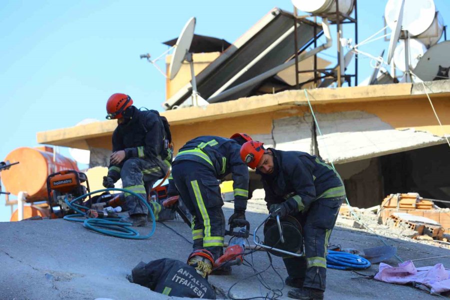 Antalya Büyükşehir Belediyesi İtfaiyesi, Deprem Bölgesinde 79 Kişiyi Kurtardı