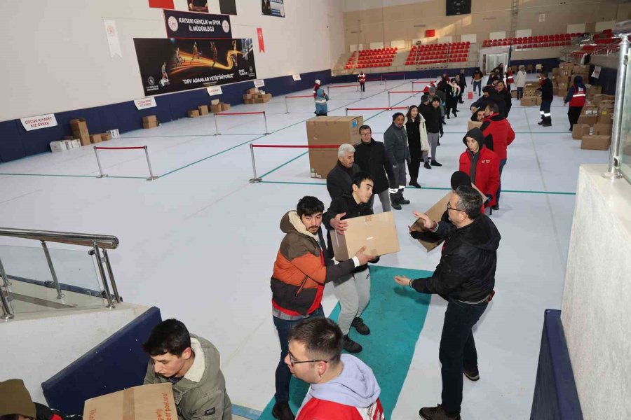 Başkan Yalçın’ın Girişimleriyle Avrupa’dan 5 Tır Yardım Malzemesi Geldi