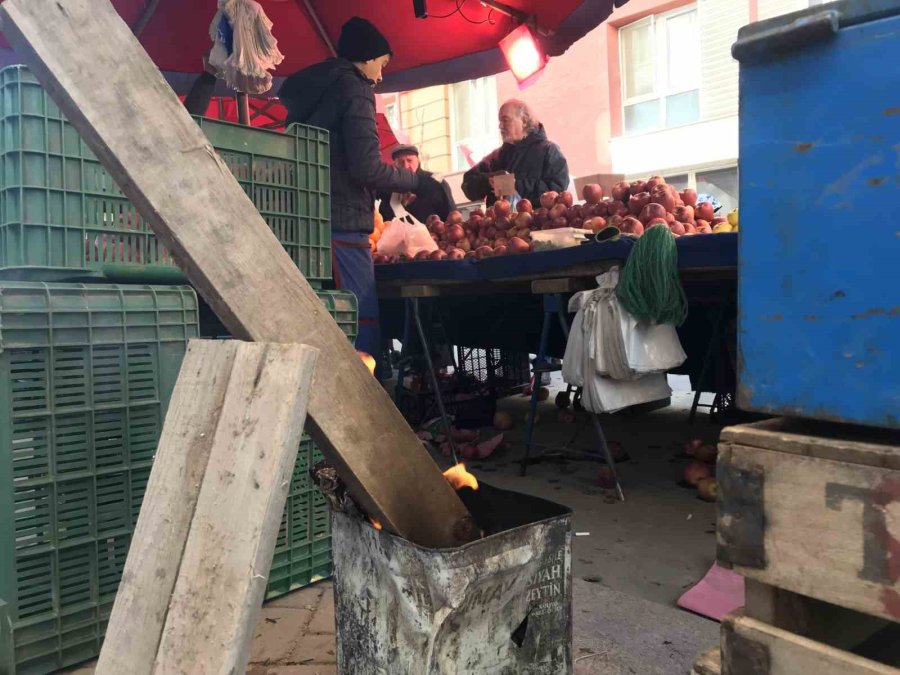Pazar Esnafı Isınabilmek İçin Ateş Yakıyor