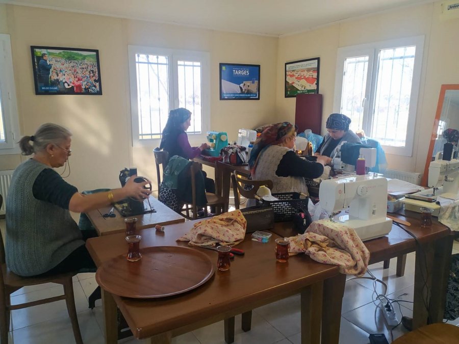 Kadınlar Depremzedelere Destek İçin Dikiyorlar