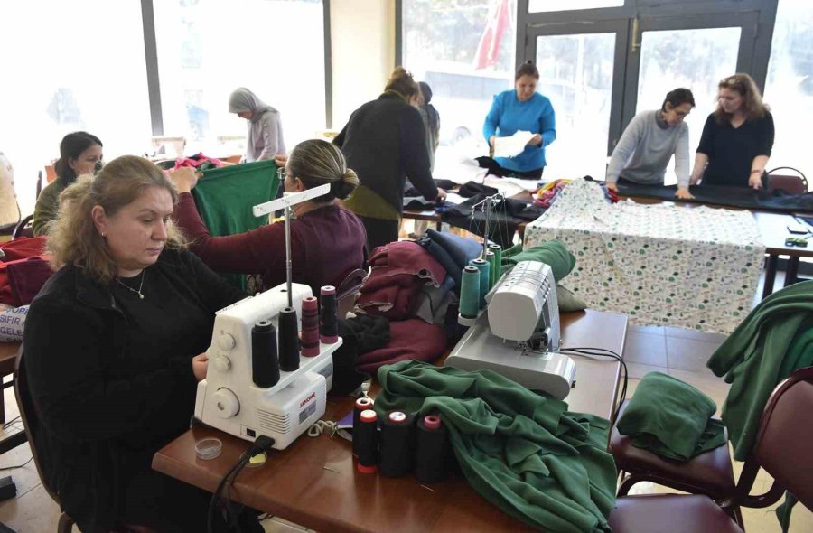 Kadınlar Depremzedelere Destek İçin Dikiyorlar