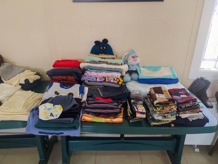 Kadınlar Depremzedelere Destek İçin Dikiyorlar