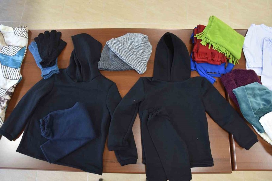 Kadınlar Depremzedelere Destek İçin Dikiyorlar