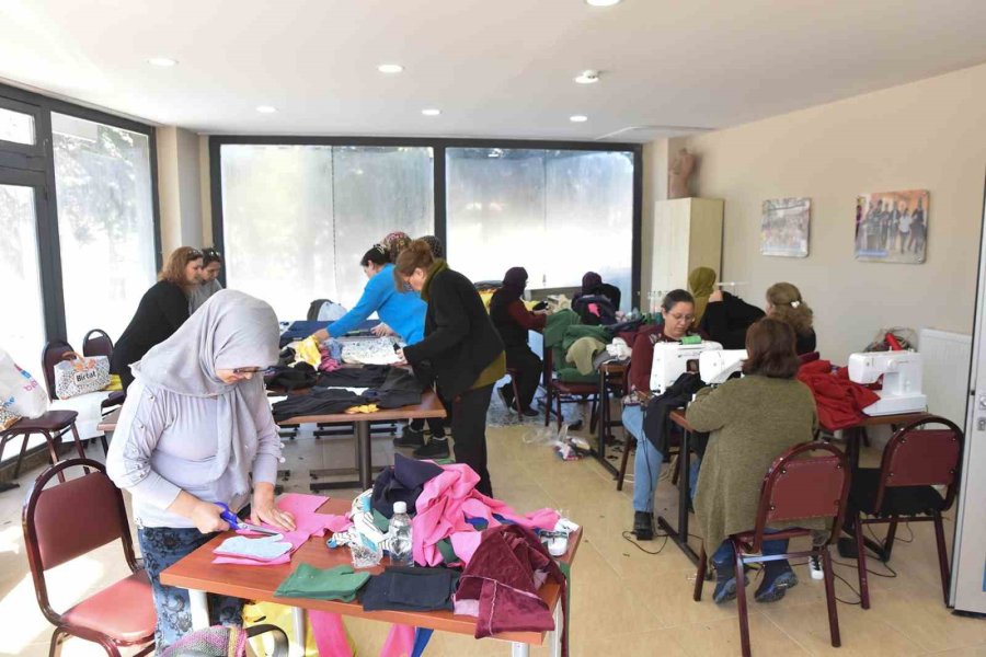 Kadınlar Depremzedelere Destek İçin Dikiyorlar