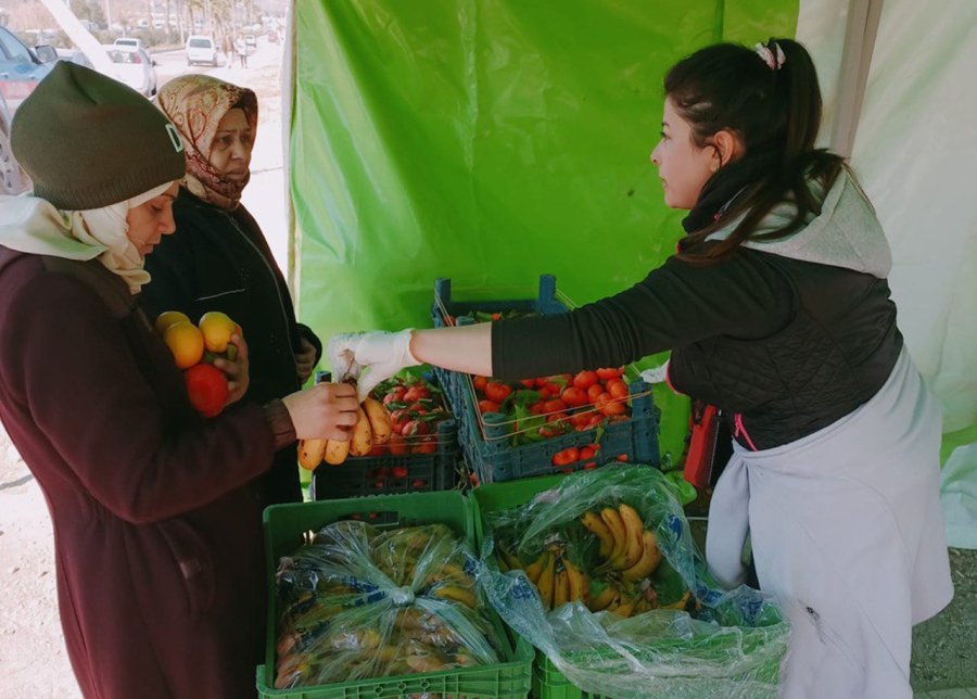 İslahiye’ye Kurulan Aşevi Ve Yardım Toplama Çadırlara Yaraları Sarıyor