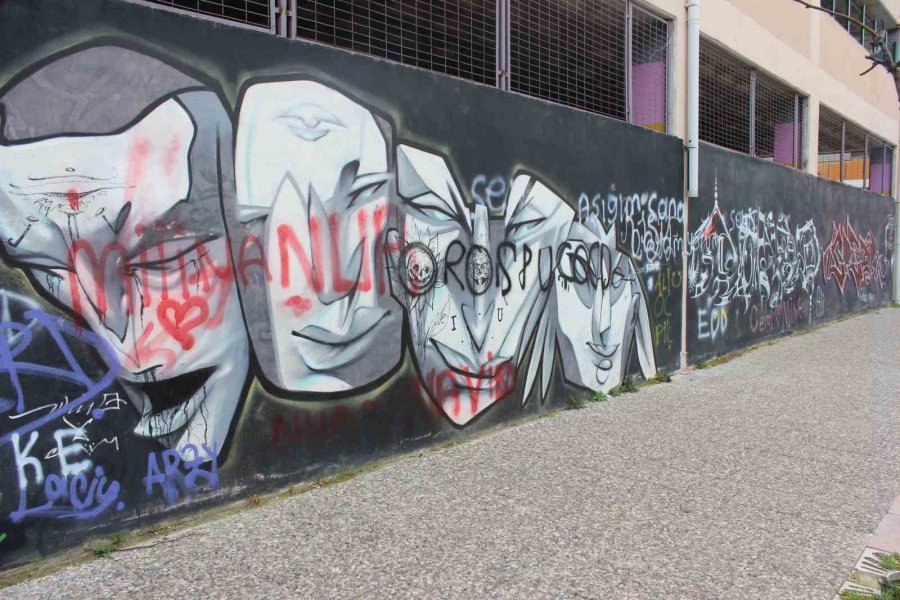 Duvarları Üniversiteli Öğrenciler Güzelleştiriyor