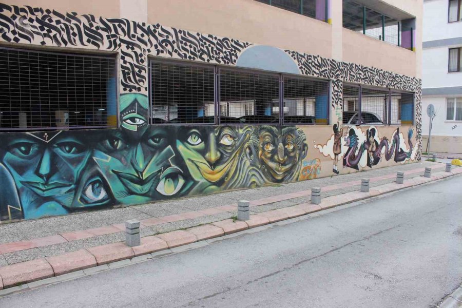 Duvarları Üniversiteli Öğrenciler Güzelleştiriyor