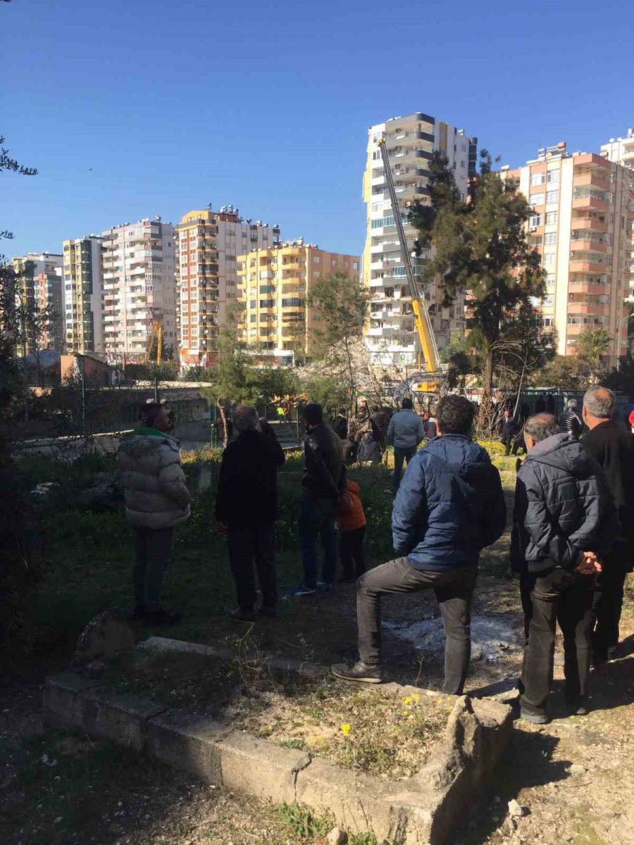 Bina Yıkımını Topluca Mezarlıktan İzlediler