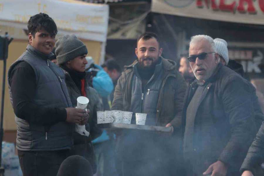 Depremzede "sütçü Baba" İneklerini Depremzedeler Ve Ekipler İçin Sağıyor