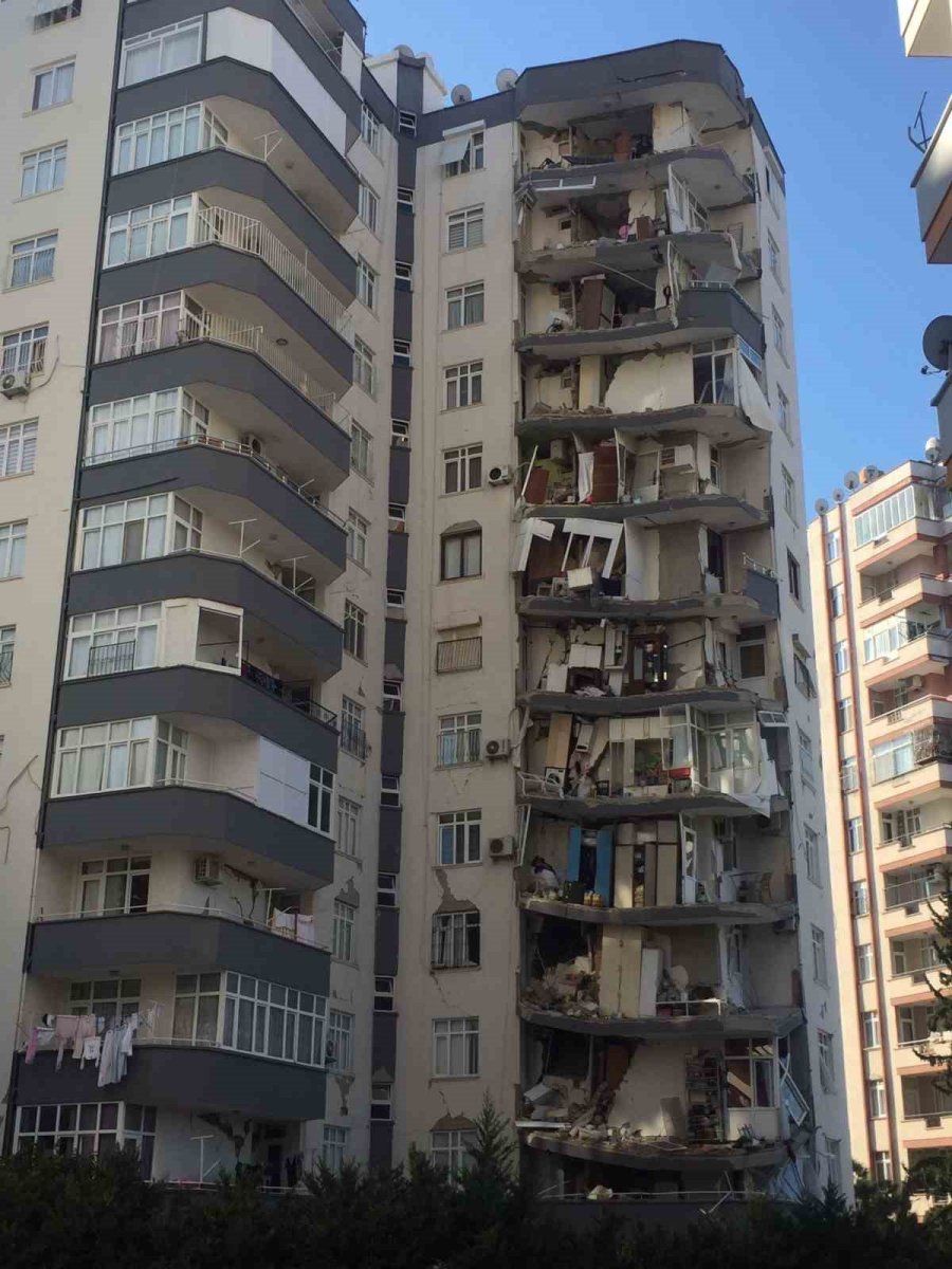 25 Yıl Arayla İki Deprem Gören Bina Ağır Hasar Aldı