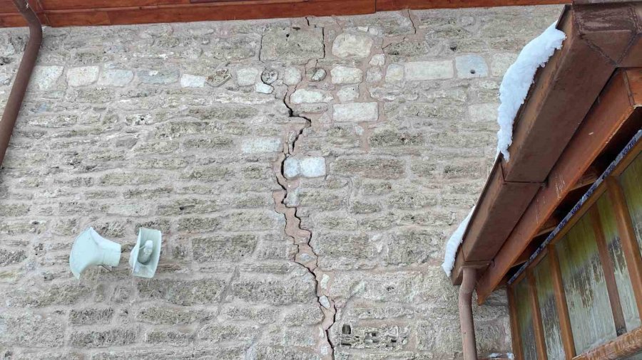 Tadilattaki Ulu Cami’nin Duvarlarındaki Çatlaklar Kahramanmaraş Depreminden Sonra Genişledi