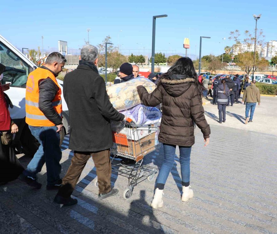 Büyükşehir Depremzedelere Ulaşım Desteği Sağlıyor