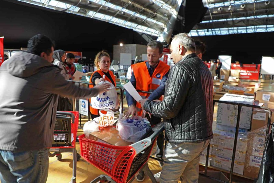 Büyükşehir Depremzedelere Ulaşım Desteği Sağlıyor