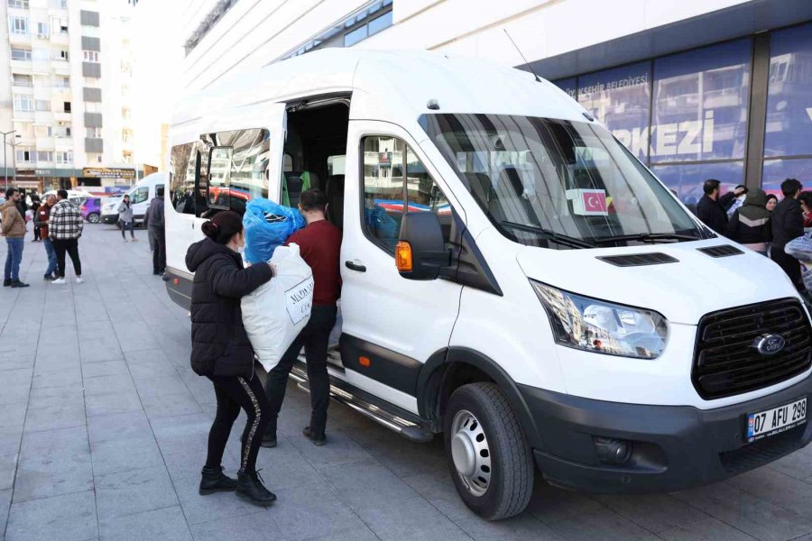 Büyükşehir Depremzedelere Ulaşım Desteği Sağlıyor
