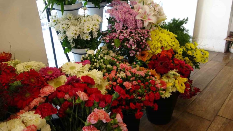 14 Şubat’ın Gelirini Depremzedelere Hediye Etti