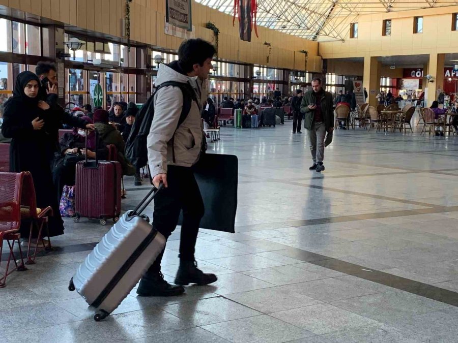 Üniversitelerin Uzaktan Eğitime Geçmesiyle Birlikte Otogarlarda Yoğunluk Başladı