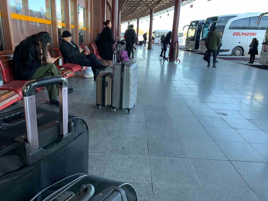Üniversitelerin Uzaktan Eğitime Geçmesiyle Birlikte Otogarlarda Yoğunluk Başladı