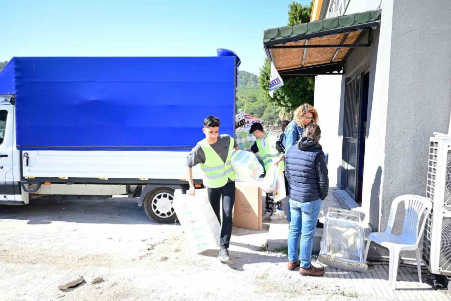 Kemer’de Belediyeye Gelen 3 Kamyonet Dolusu Yardım Koordinasyon Merkezine Teslim Edildi