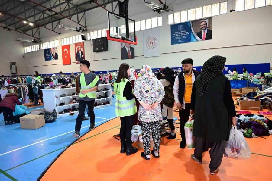 Kemer’de Belediyeye Gelen 3 Kamyonet Dolusu Yardım Koordinasyon Merkezine Teslim Edildi