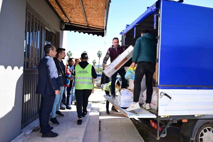Kemer’de Belediyeye Gelen 3 Kamyonet Dolusu Yardım Koordinasyon Merkezine Teslim Edildi