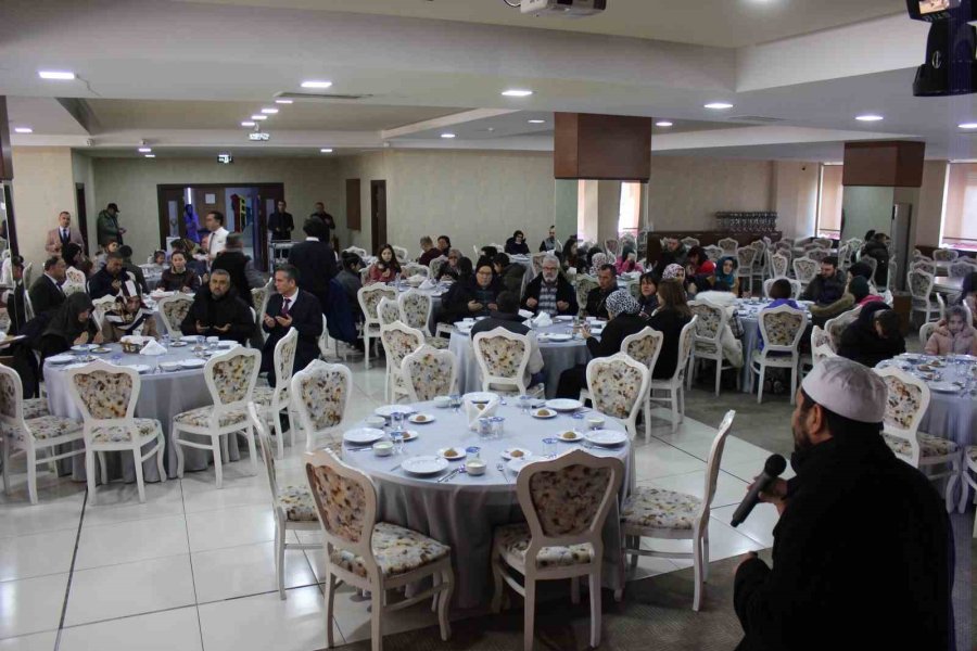 Oğlunun Şehit Aylığıyla Depremzedelere Yemek Hazırladı