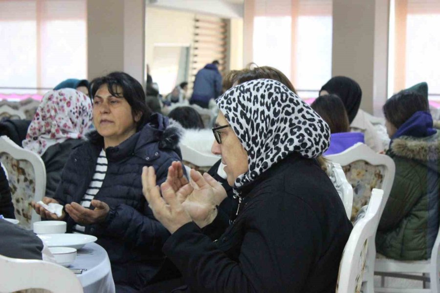 Oğlunun Şehit Aylığıyla Depremzedelere Yemek Hazırladı