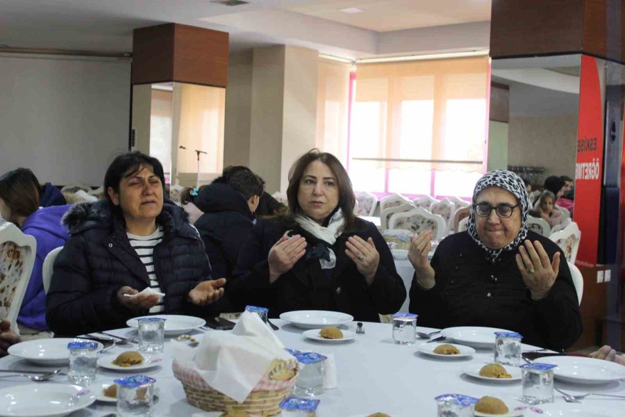 Oğlunun Şehit Aylığıyla Depremzedelere Yemek Hazırladı