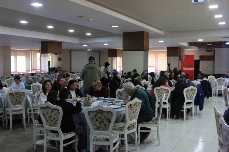 Oğlunun Şehit Aylığıyla Depremzedelere Yemek Hazırladı