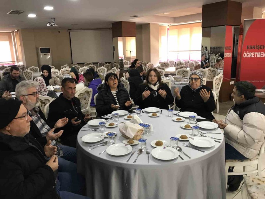 Oğlunun Şehit Aylığıyla Depremzedelere Yemek Hazırladı