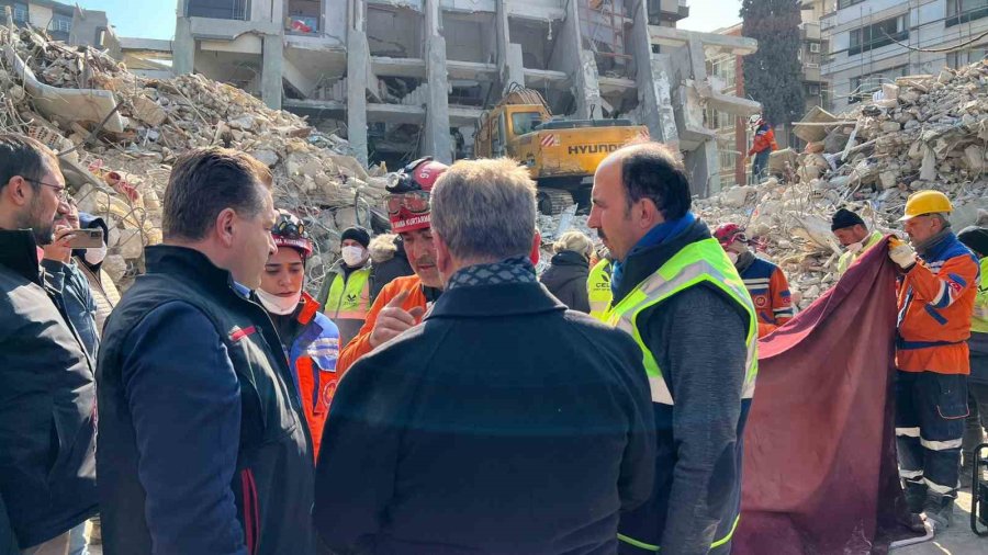 Başkan Altay, Mobil Mutfak Tırı Ve Ekmek Fırınında Yemek Dağıtımı Yaptı