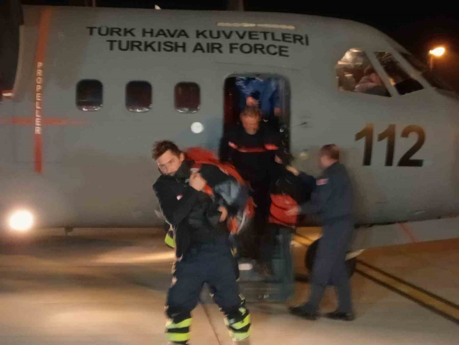 Adıyaman’daki Deprem Bölgesinde Çalışan İspanyol Ekip Türk Silahlı Kuvvetleri’ne Ait Uçakla İstanbul’a Getirildi