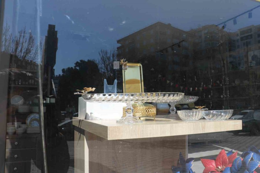 Kahramanmaraş’ta Deprem Sonrasında Züccaciye Dükkanında Tek Bir Tabak Bile Kırılmadı