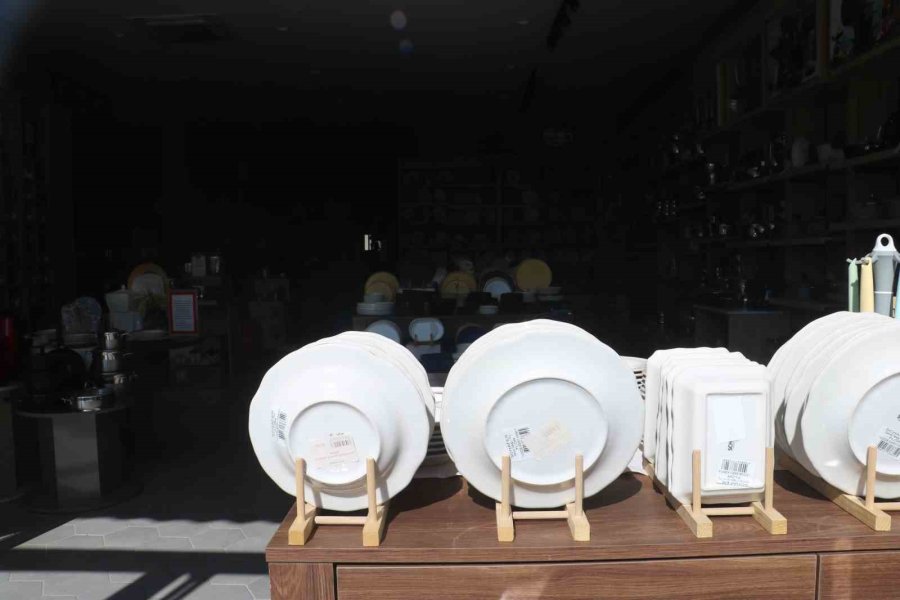 Kahramanmaraş’ta Deprem Sonrasında Züccaciye Dükkanında Tek Bir Tabak Bile Kırılmadı